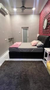 Un pat sau paturi într-o cameră la Md Homestay