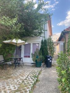 ブダエルシュにあるPrivat szobak 3のパティオ(テーブル、傘付)
