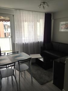ein Wohnzimmer mit einem Sofa und einem Tisch in der Unterkunft Charmantes City-Apartment in der Altstadt in Bremen