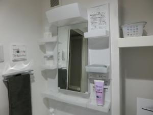 un baño con espejo y lavabo en 渋谷区代々木302, en Tokio