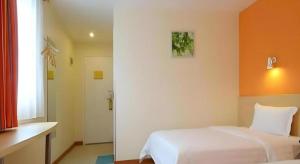 Ένα ή περισσότερα κρεβάτια σε δωμάτιο στο 7 Days Inn Luzhou Longma Avenue District Government +37 φωτογραφίες