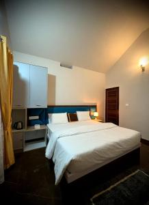 Postel nebo postele na pokoji v ubytování Riparian Inn Resort