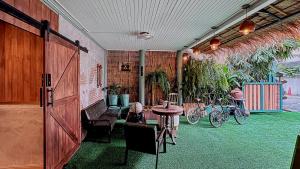 Habitación con mesa, sillas y algunas plantas. en The oasis on 8 Villa pool table & KTV, en Bangkok