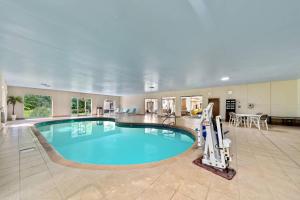 a large swimming pool in a large room at Comfort Suites Milledgeville in Milledgeville