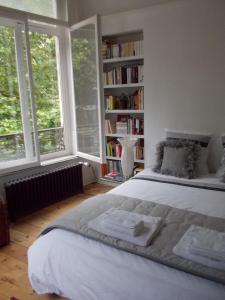 - une chambre avec un grand lit et 2 fenêtres dans l'établissement Au Cœur De Lille, à Lille