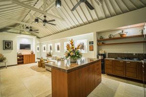 TV a/nebo společenská místnost v ubytování Coral Heaven 1 by Bali Villa Solutions