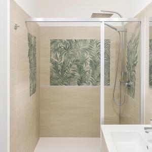 un bagno con doccia e lavandino di Relax B&B- Comfort Storico nel cuore di Torremaggiore a Torre Maggiore