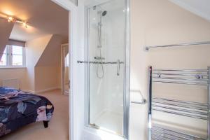 Bilik mandi di Luxury Central Home - Superking bed, secure FREE parking +16 gambar