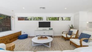 TV a/nebo společenská místnost v ubytování The White House - Pet Friendly & Firepit