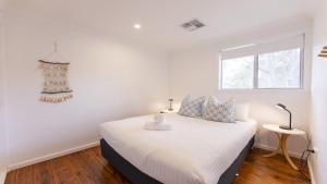 Postel nebo postele na pokoji v ubytování The White House - Pet Friendly & Firepit