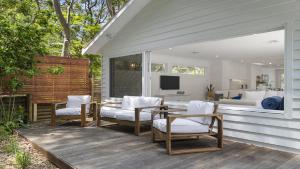 TV a/nebo společenská místnost v ubytování The White House - Pet Friendly & Firepit + 11 fotografií