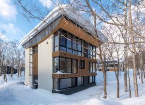 a house in the winter with snow on the ground at Yuzen 悠然 in Kutchan