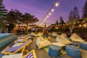ein Resort mit Weihnachtsbaum und Liegestühlen in der Unterkunft Mossview Resort in Khao Kho + 201 Fotos
