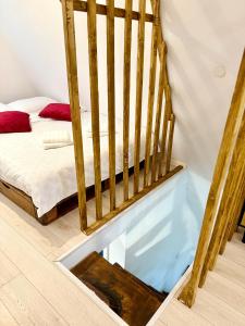 a room with a bed and a bath tub at Serra Luna Sibiel in Sălişte +2 photos