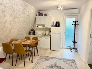 a kitchen with a table and chairs and a refrigerator at Serra Luna Sibiel in Sălişte