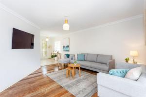 Χώρος καθιστικού στο Mt Hawthorn Family Home