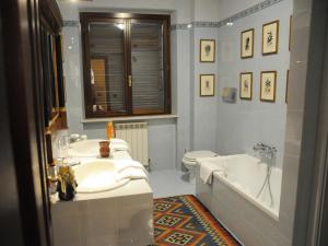 a bathroom with a sink and a tub and a toilet at B&B Luce Riflessa in Perugia