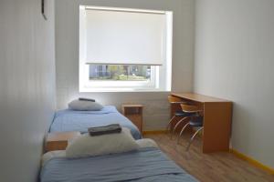 Rúm í herbergi á Saare Automatic Hostel