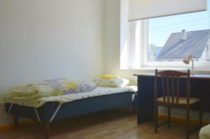 Rúm í herbergi á Saare Automatic Hostel