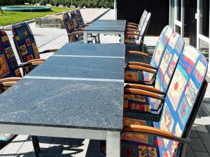 ein Tisch und Stühle auf einer Terrasse in der Unterkunft Family Fun by the Sea - By Traum Ferienwohnungen in Nordborg