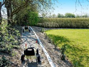 deux petits véhicules sont garés sur un chemin de terre dans l'établissement Family Fun by the Sea - By Traum Ferienwohnungen, à Nordborg