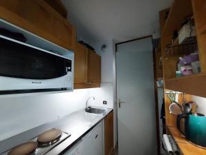 Kuchyň nebo kuchyňský kout v ubytování Résidence Roches Blanches G - ROCHES BLANCHES 16 MAE-8983