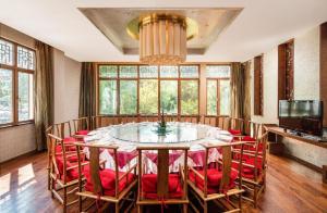 Χώρος καθιστικού στο Julong Hotel