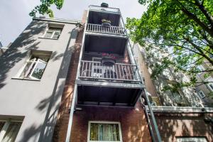 an apartment building with a balcony and flowers on it at Hotel Larende in Amsterdam