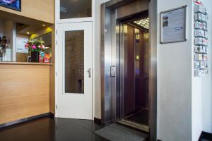 - un couloir avec une porte menant à un restaurant dans l'établissement Hotel Larende, à Amsterdam