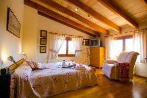 インカにあるCan Pascoletのベッドルーム1室(ベッド1台、椅子付)