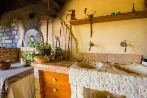 una cucina con un grande lavandino in pietra di Can Pascolet a Inca Altre 68 foto