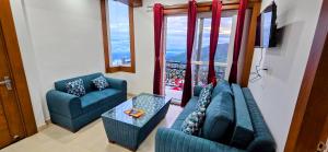 un salon avec deux canapés et une table dans l'établissement Opal Villas, à Mussoorie 97 autres photos