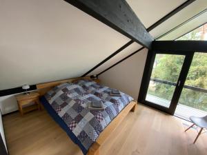 Ένα ή περισσότερα κρεβάτια σε δωμάτιο στο Ferienhaus mit Ruhe Wasser Licht