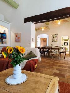 a living room with a vase of flowers on a table at Au coeur des ocres in Roussillon