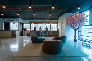 a lobby with two people sitting at a table at Kinboshi Silom in Bangkok