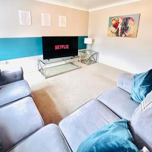 Televisyen dan/atau pusat hiburan di 4 BR Maidstone Spacious House -Drive Parking sleeps 7