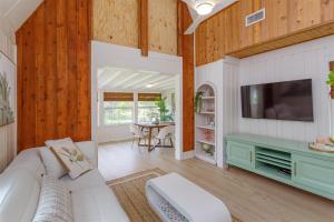 Una sala de estar con un sofá blanco y un televisor. en GRH14448 - Vacation Village - 2 Bed 2 Baths Villa, en Castle Hill