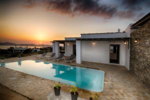 Bazén v ubytovaní Paros Afrodite Luxury Villas alebo v jeho blízkosti