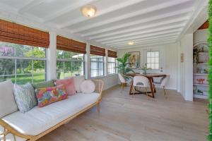 Una sala de estar con un sofá blanco y una mesa. en GRH14448 - Vacation Village - 2 Bed 2 Baths Villa, en Castle Hill