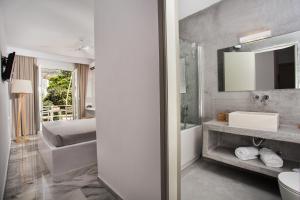 Koupelna v ubytování Polos Hotel Paros