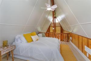 Un dormitorio con una cama y un ventilador de techo. en GRH14448 - Vacation Village - 2 Bed 2 Baths Villa, en Castle Hill