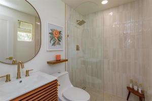 Un baño con ducha, inodoro y lavabo. en GRH14448 - Vacation Village - 2 Bed 2 Baths Villa, en Castle Hill 16 fotos más