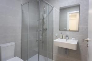 une salle de bain avec une douche, des toilettes et un lavabo dans l'établissement AT Ponent I, à Oliva 6 autres photos