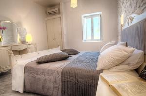 Posteľ alebo postele v izbe v ubytovaní Paros Afrodite Luxury Villas