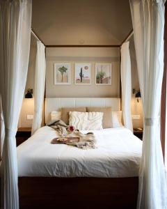 1 dormitorio con 1 cama grande y cortinas blancas en Miraya Villa, en Malavli