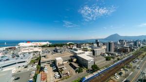 Luftaufnahme einer Stadt mit Gebäuden und Autos in der Unterkunft Hotel Sun Valley Annex in Beppu