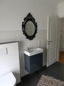 un bagno con lavandino e specchio di Ferienwohnung1 Monteurwohnung Nordsee ad Aurich