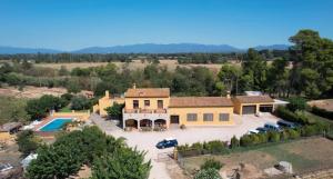 Vilanova de la MugaにあるLes Cabretes Vilanova de la Mugaのプール付きの家の航空写真