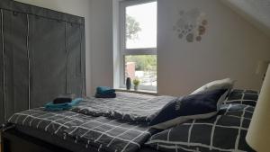 un letto con due cuscini sopra in una camera da letto di Ferienwohnung1 Monteurwohnung Nordsee ad Aurich