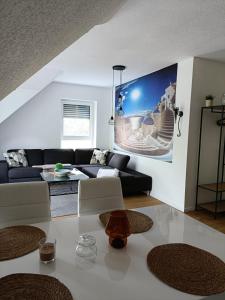 un soggiorno con un divano e un tavolo di Ferienwohnung1 Monteurwohnung Nordsee ad Aurich